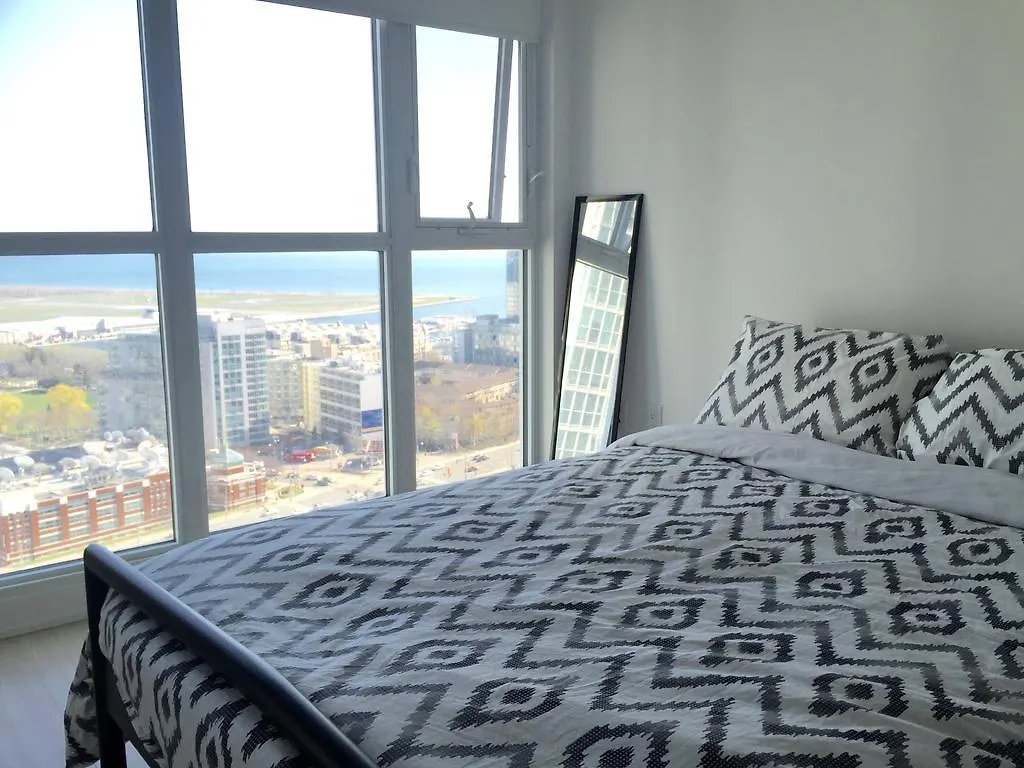 Bright 2 Bed Lakeview Suite Toronto Canada